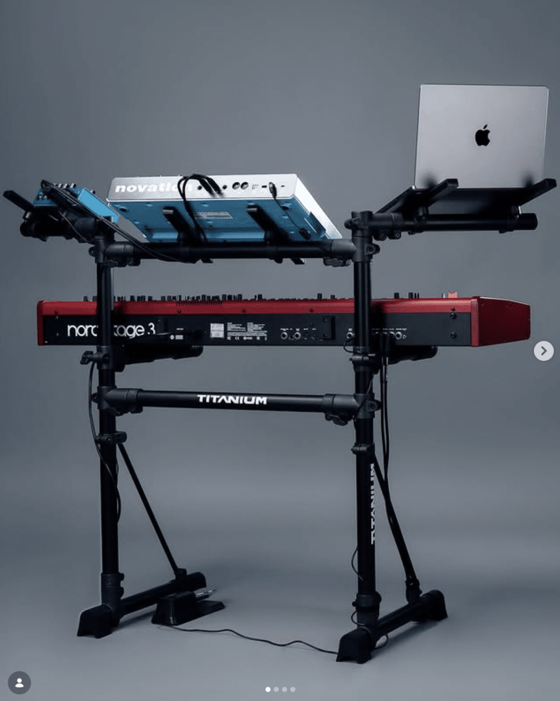 Quel pied choisir pour votre synthétiseur ? 30 Titanium racks VK100