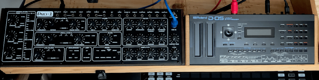 Comparaison entre Behringer Pro-1 et le Roland Boutique D-05