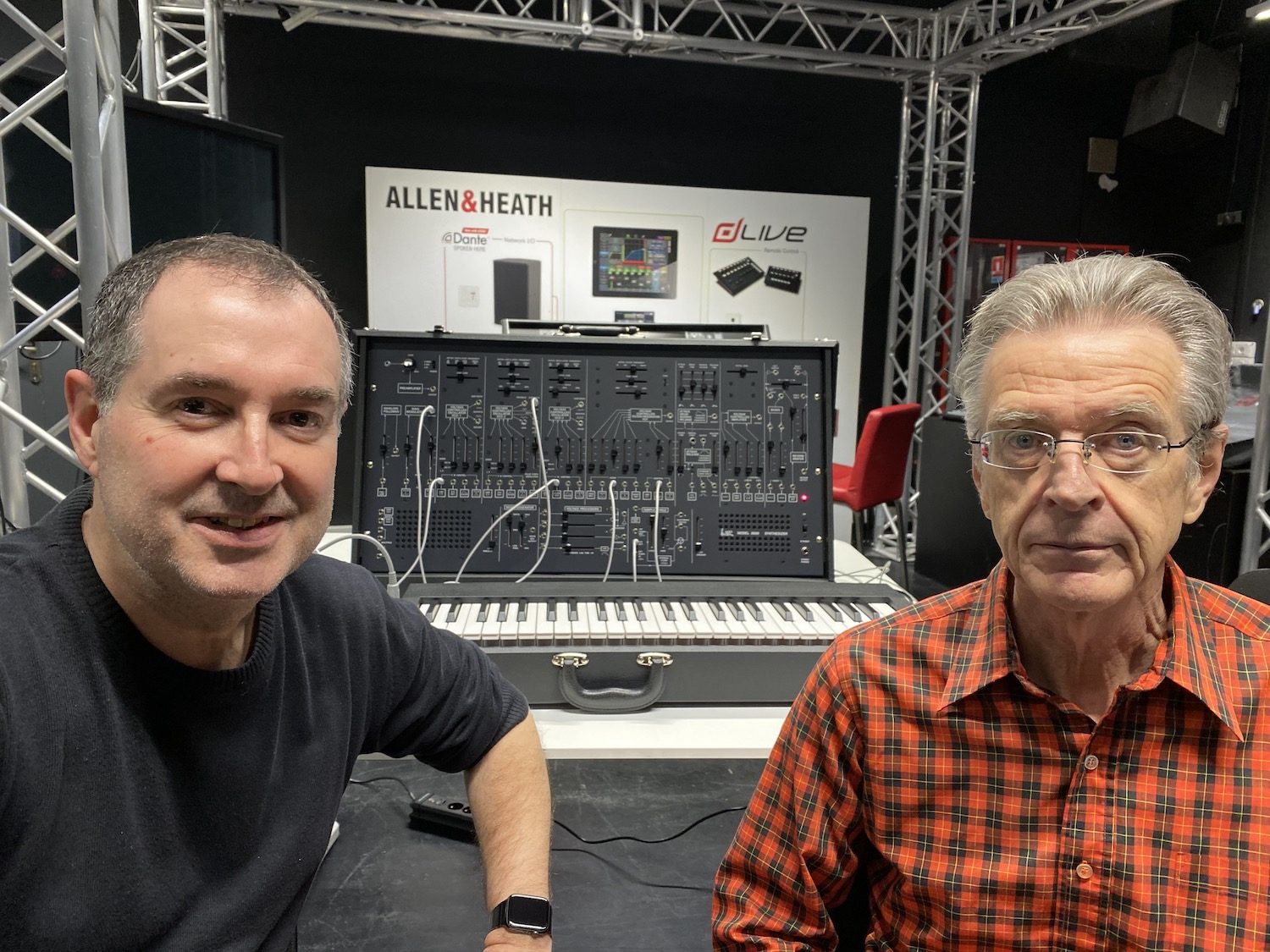 Michel Geiss (&agrave; droite) &agrave; c&ocirc;t&eacute; du Korg/ARP 2600 - Cr&eacute;dit photo Philippe Brodu (&agrave; gauche)