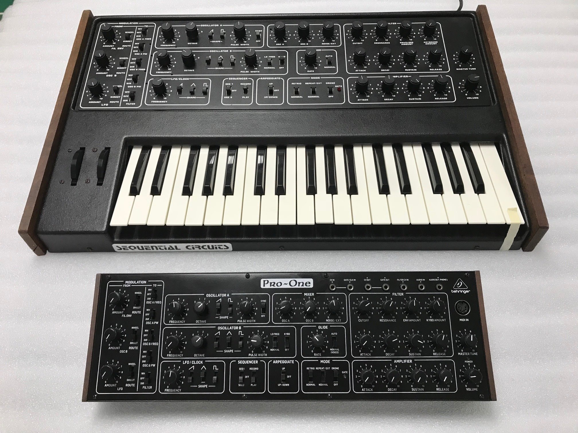 L'original le Sequential Pro One, et son clone le Behringer Pro one (un prototype)